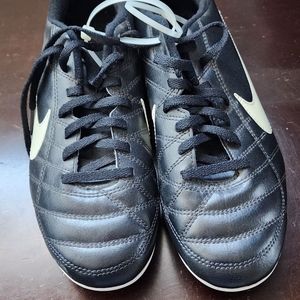 Nike soccer shoes [6 Y]